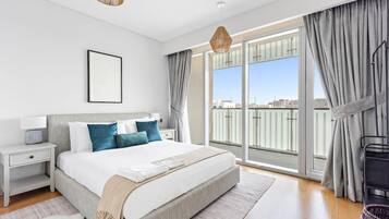 Apartemen Premium, balkon, pemandangan kota | 2 kamar tidur, seprai katun Mesir, seprai premium, dan brankas