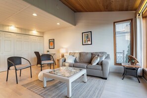 Smart TV, fireplace, books - Oceanside Retreat ~ Private Beach in Quaint Seaside Town (Blaine)