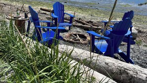 A beach with blue chairs and a fire pit. - Oceanside Retreat ~ Private Beach in Quaint Seaside Town (Blaine)