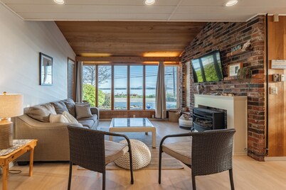 Oceanside Retreat ~ Private Beach in Quaint Seaside Town