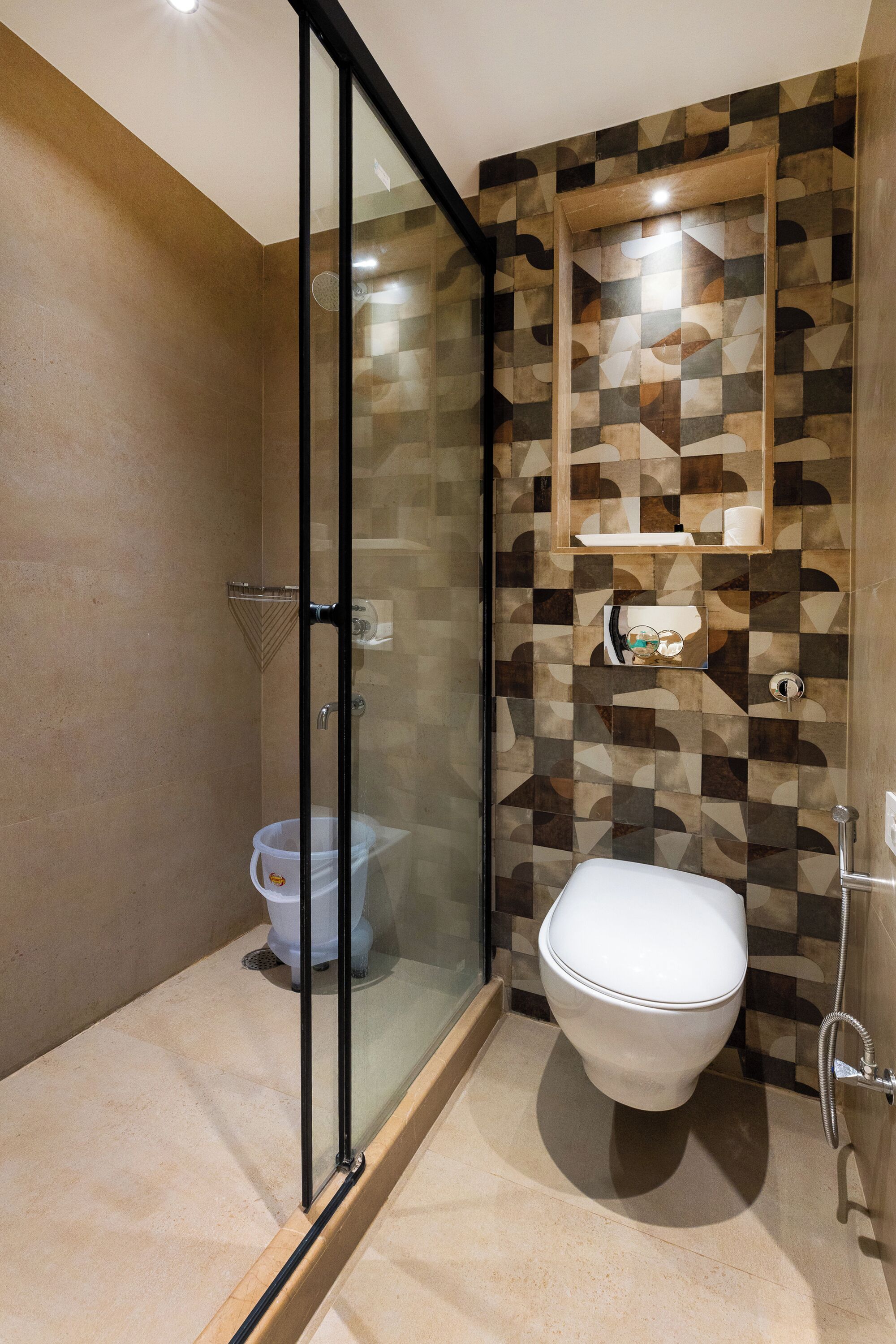 Un baño moderno con ducha de vidrio, inodoro y lavamanos.