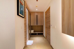 Family Quadruple Room | Desk, free WiFi, bed sheets - OPO The Royal Residency (New Delhi)