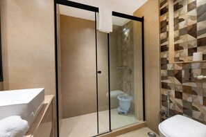 Familie vierpersoonskamer | Badkamer | Een douche, gratis toiletartikelen, handdoeken, zeep