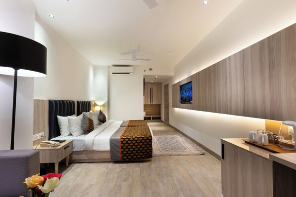 Family Quadruple Room | Desk, free WiFi, bed sheets - OPO The Royal Residency (New Delhi)