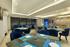 Frokostbuffé hver dag (INR 400 per person)