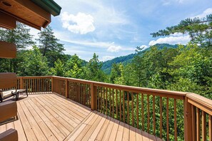 Property grounds - Cozy Private Cabin with Hot Tub & Mountain Views (Sevierville)