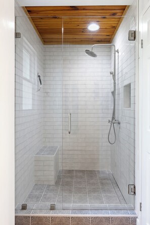 Shower, hair dryer, towels, soap - Hot Tub - Fire Pit - Private Retreat - Near 20+ Wineries - Hiking/Biking Trails (Elkin)