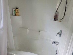 Sèche-cheveux, serviettes fournies, savon, shampoing