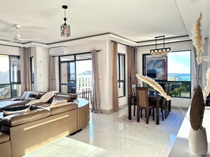 Smart TV, books - Seven Seas, Ocean Views 3BR Penthouse in Nyali (Mombasa)