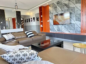 Smart TV, books - Seven Seas, Ocean Views 3BR Penthouse in Nyali (Mombasa)