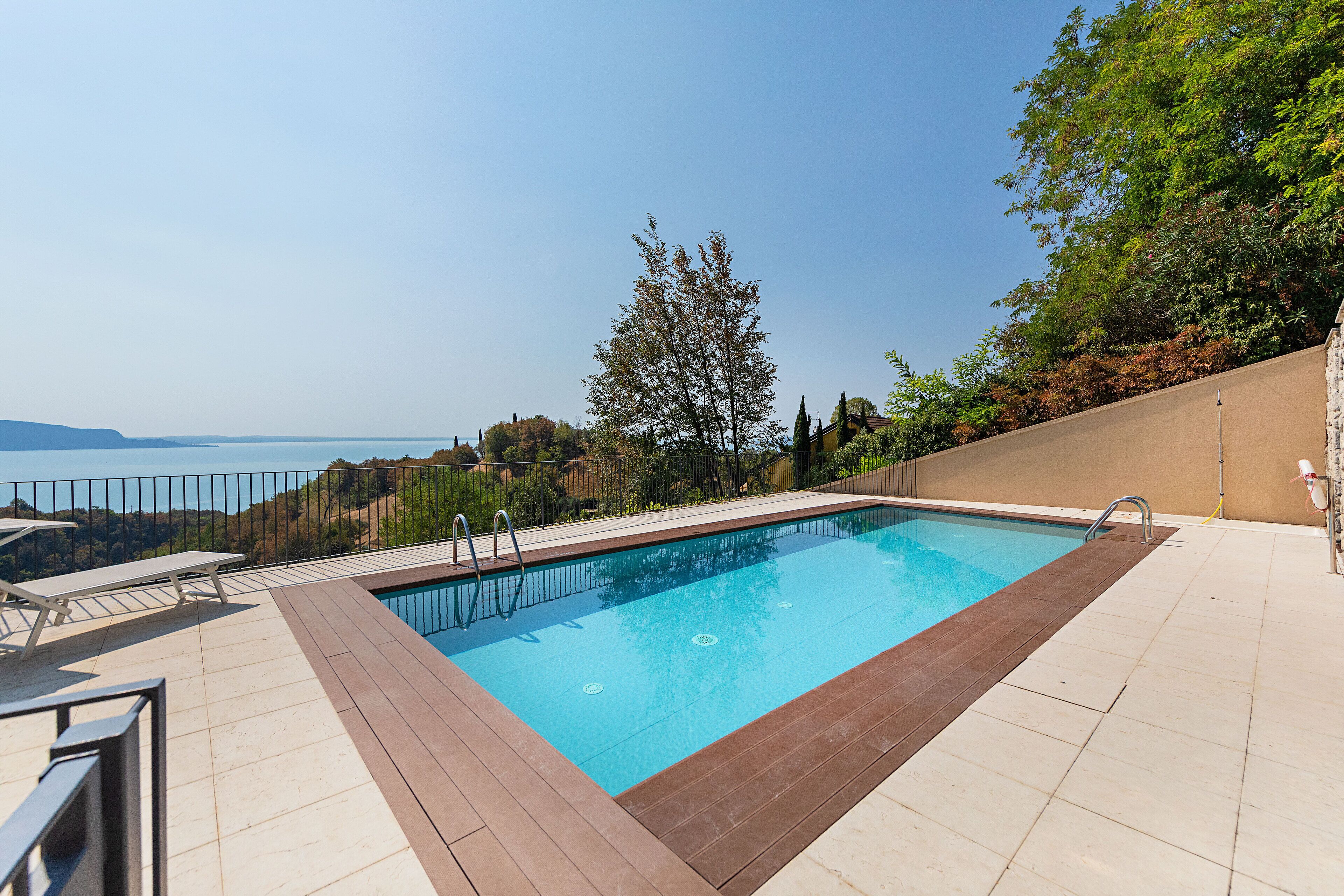 Kauden mukainen ulkouima-allas