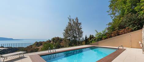 Kauden mukainen ulkouima-allas