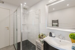 Dusche, Haartrockner, Bidet, Handtücher