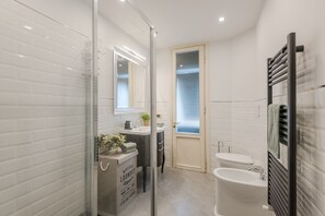 Shower, hair dryer, bidet, towels - Luxury Rental Penthouse in the Heart of Lucca (Lucca)