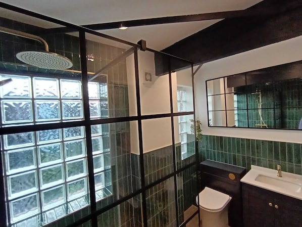 House | Bathroom | Shower, towels - Northampton Oasis - 4 Bedroom House (Northampton)