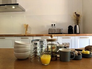 Kjøleskap, mikrobølgeovn, ovn og kokeplater