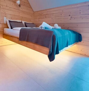 3 bedrooms, desk, iron/ironing board, travel crib - Neon Apartment: Large Garden, Near Lake, Pet&Famil (Csopak)