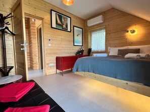 3 bedrooms, desk, iron/ironing board, travel cot