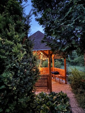 Terrace/patio - Neon Apartment: Large Garden, Near Lake, Pet&Famil (Csopak)