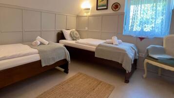 3 bedrooms, desk, iron/ironing board, travel crib