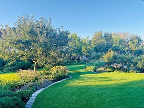 Property grounds - Neon Apartment: Large Garden, Near Lake, Pet&Famil (Csopak)