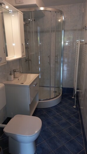 Classic-Apartment, Bergblick | Badezimmer | Haartrockner, Handtücher, Seife, Shampoo