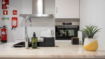 Fridge, oven, stovetop, coffee/tea maker