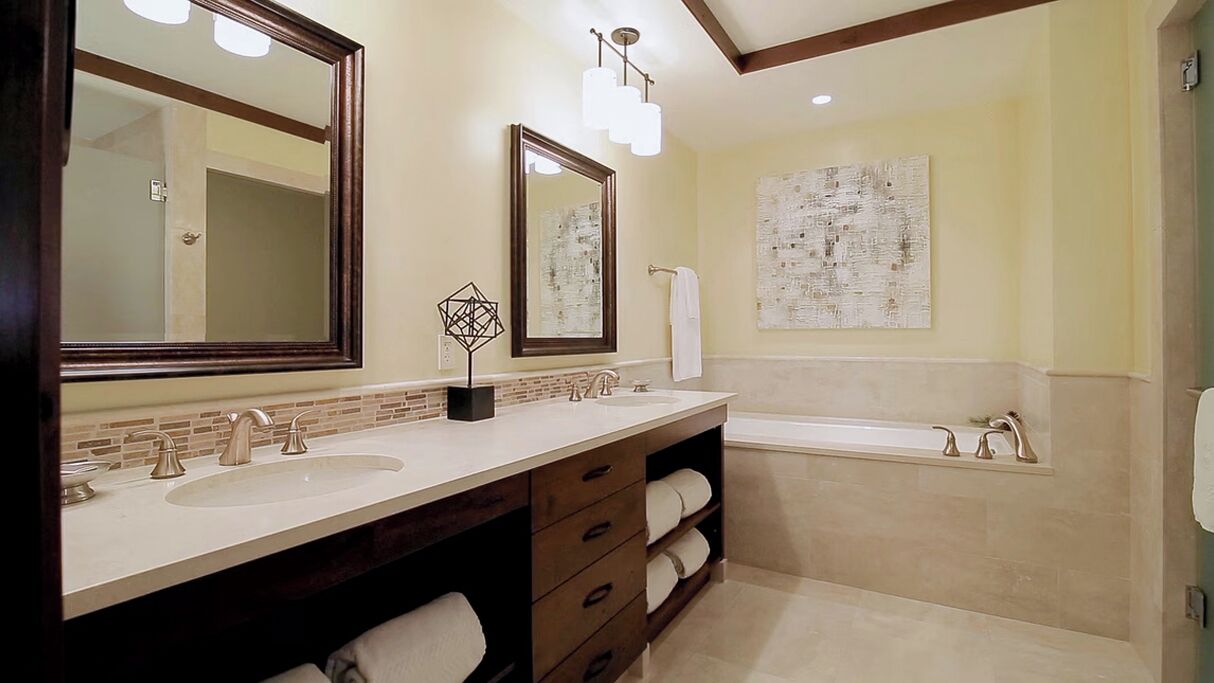 Baignoire à jets, sèche-cheveux, serviettes fournies, papier toilette