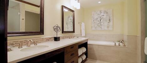 Baignoire à jets, sèche-cheveux, serviettes fournies, papier toilette