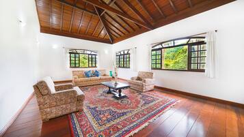 Suíte, vista para o jardim | Área de estar | TV de tela plana 0 polegadas com canais via satélite