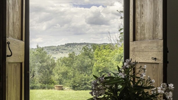 A view through an arched doorway with a wooden interior, leading to a green landscape with trees and a hill in the distance. - Villa in Villamagna with 6 bedrooms sleeps 12 (Villamagna)