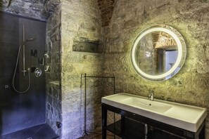 Een douche, een haardroger, een bidet