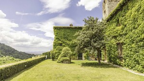 A castle with ivy-covered walls, a well-maintained lawn, and a clear view of the surrounding landscape. - Villa in Villamagna with 6 bedrooms sleeps 12 (Villamagna)