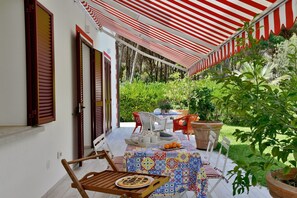 Outdoor dining - Villa in Marina Di Bibbona with 4 bedrooms sleeps 8 (Marina Di Bibbona)