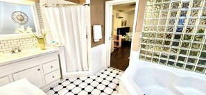 Hiustenkuivaaja, pyyhkeet, saippua, sampoo