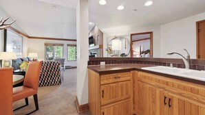 Una cocina moderna con armarios de madera, una isla grande y un horno empotrado.