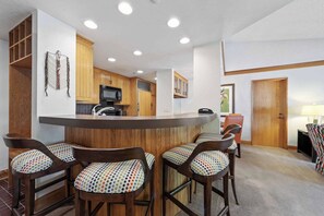 Réfrigérateur, four à micro-ondes, un four, surface de cuisson