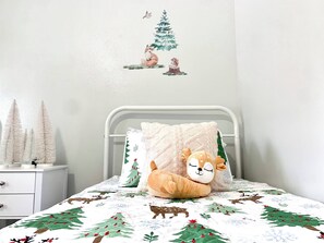 3 bedrooms, iron/ironing board, travel crib, free WiFi - Enjoy year round Christmas in North Pole AK with 3 beds 2 baths (North Pole)