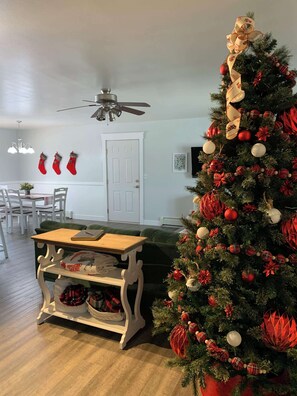 Dining - Enjoy year round Christmas in North Pole AK with 3 beds 2 baths (North Pole)