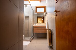 Dusche, Haartrockner, Bidet, Handtücher