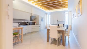 Apartamento | Cozinha privada | Cadeirão de bebê, talheres/pratos/utensílios de cozinha