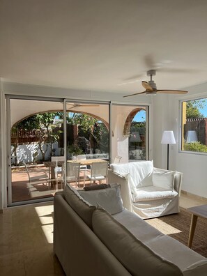 Smart TV, fireplace - Impecable Adosada A Pasos DEL Mar, Jardin Privado, Vistas AL Mar. Ideal Familias (Marbella)