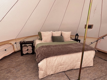 1 bedroom, bed sheets. Fawn Haven Tent
Glamping