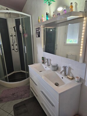 Dusche, Haartrockner, Handtücher, Toilettenpapier