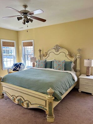 3 bedrooms, travel cot, WiFi, bed sheets - GREAT Location! 5 minute walk to beach! (Oak Island)