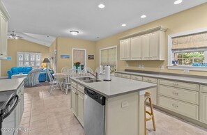 Fridge, microwave, oven, stovetop - GREAT Location! 5 minute walk to beach! (Oak Island)