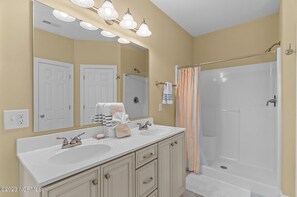 Jetted bath, hair dryer, towels, soap - GREAT Location! 5 minute walk to beach! (Oak Island)