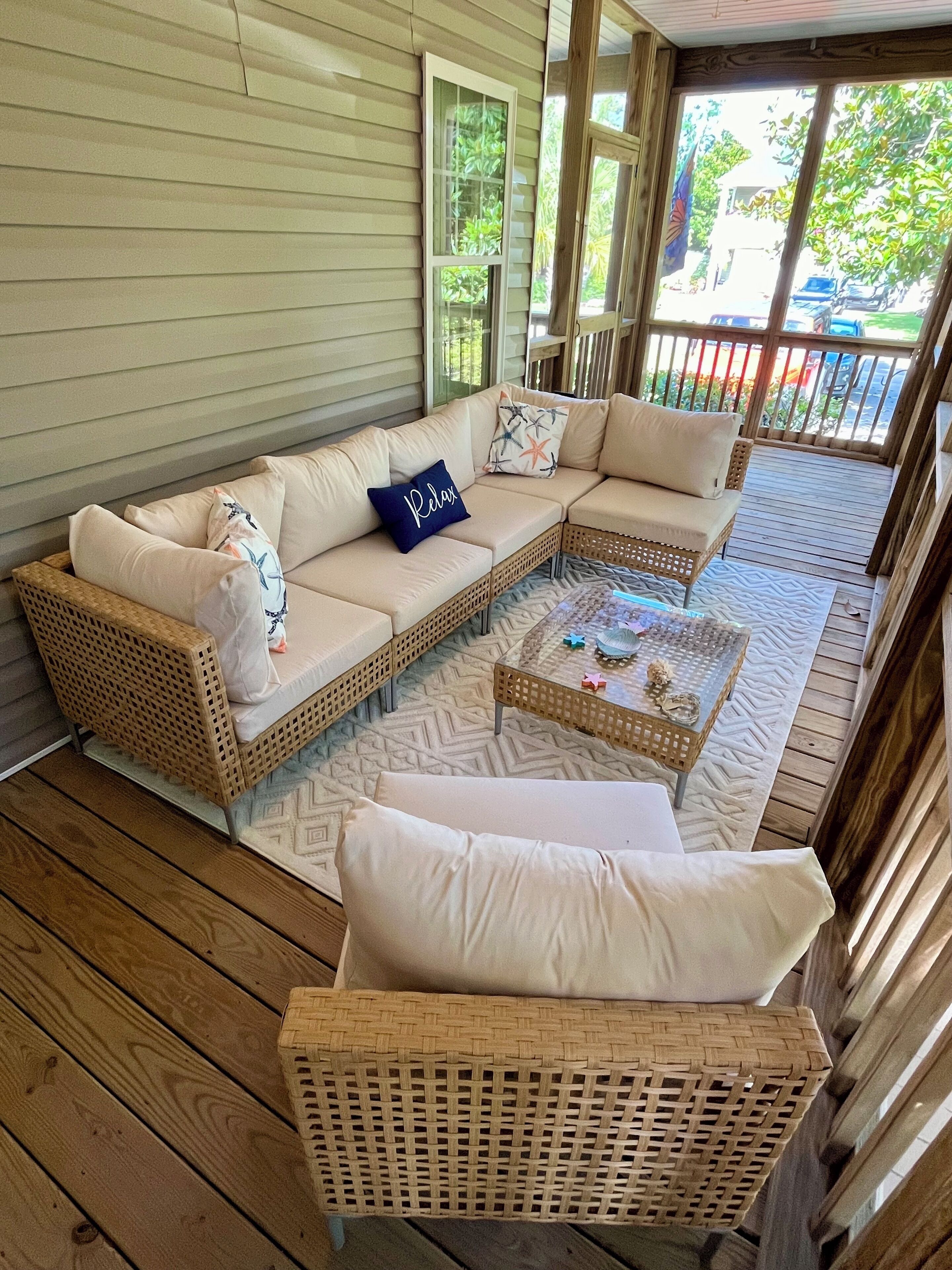 TV connectée, lecteur de DVD, livres