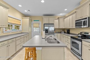 Frigorifero, microonde, forno, piano cottura