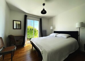 3 sovrum, skrivbord, strykjärn/strykbräda och internet